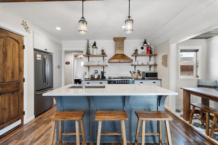 Cute 2 BR Close to Downtown - The Ivory House