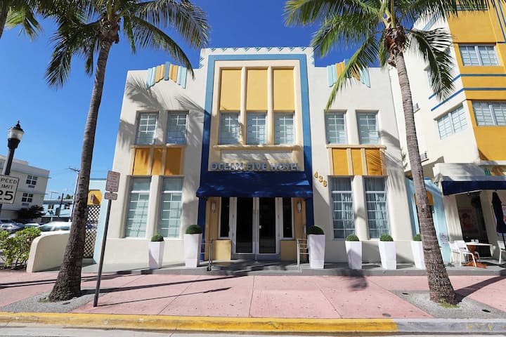 Beachfront South of Fifth Suite on Ocean Drive Mia