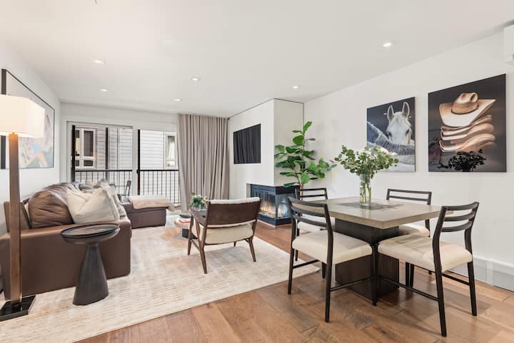 Luxe Aspen 2 BR Steps To Lifts | Southpoint Modern
