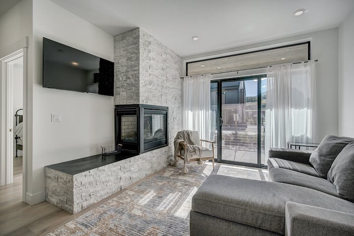 NEW 1-bdrm condo with sleeper sofa and hot tub