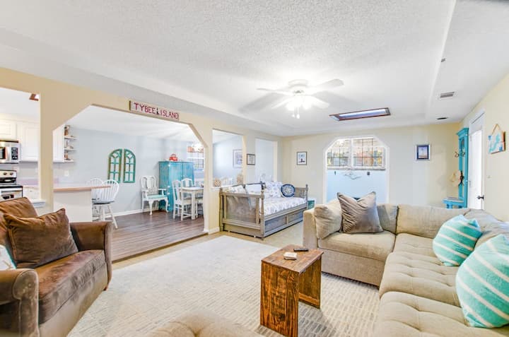 Walk to Beach 2BR Dog Friendly | Balcony | W/D