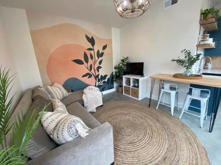 Boho beach bungalow- walk to Poplar Beach