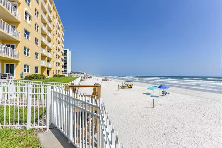 Oceanfront Studio w/ heated pool
