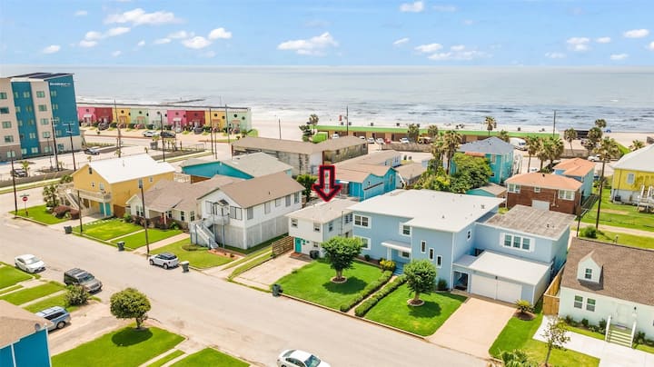 Beach Lovers Paradise! Only 1.5 blocks to beach.