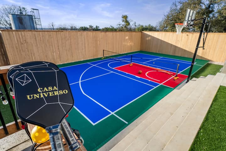 *Basketball,Pickleball, hot tub & space vibes.