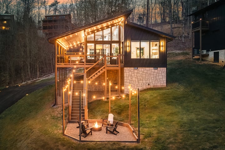 Luxe Couples Cabin Near PKWY, Easy Access, Hot Tub