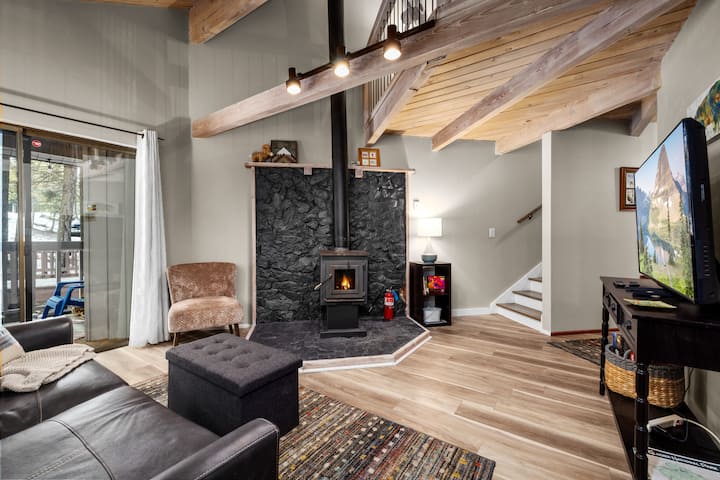 Stylish Cozy Mountain Condo Near Glacier & Ski