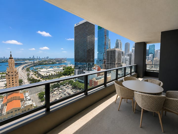 2 BR Condo w Balcony & Amazing Views in Downtown