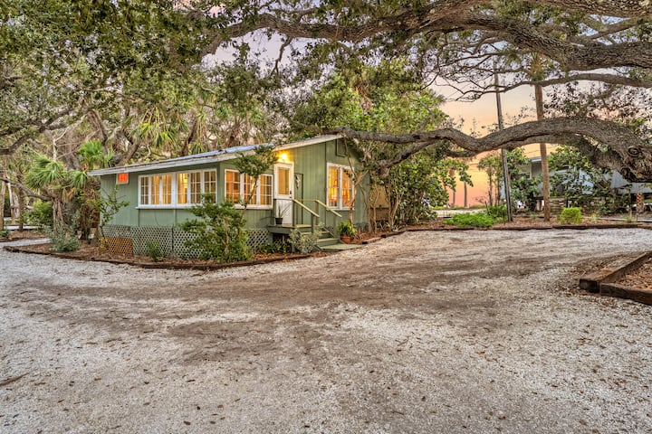 Gulf Front Escape + Beach Access, Pet Friendly