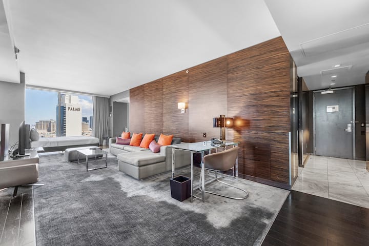 Beautiful Palms Place Suite w/ Stunning Views