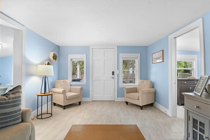 Cozy Cottage! - 1 mile to Downtown & Pier