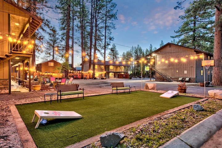 Ski Run Blvd | Clean Queen Room + Easy Check-in
