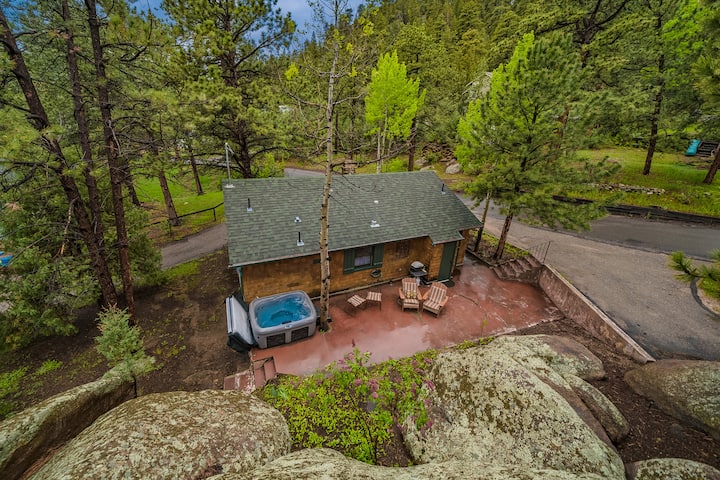 Charming 100 year old cabin w/ hot tub & fireplace