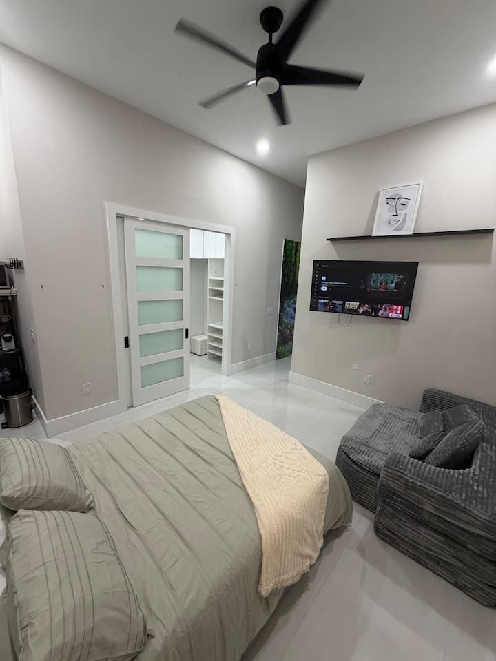 Studio/ Up To 3/ Next to Golden Gate City