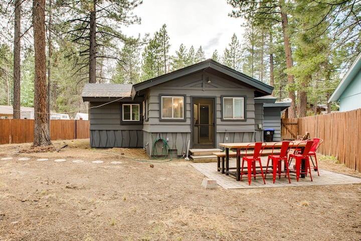 Work & Play! Lake Tahoe Cabin 5 Mi to Heavenly Mtn
