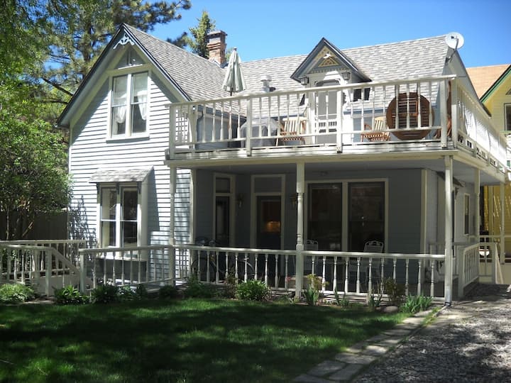 Quaint Sunny Condo - Three Blocks from Downtown!