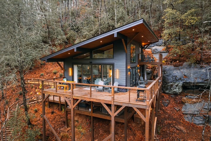 Modern Treehouse on Toccoa with Waterfall +Hot Tub