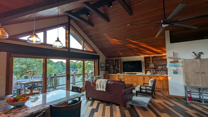 Cozy Loft on Treetop Cove