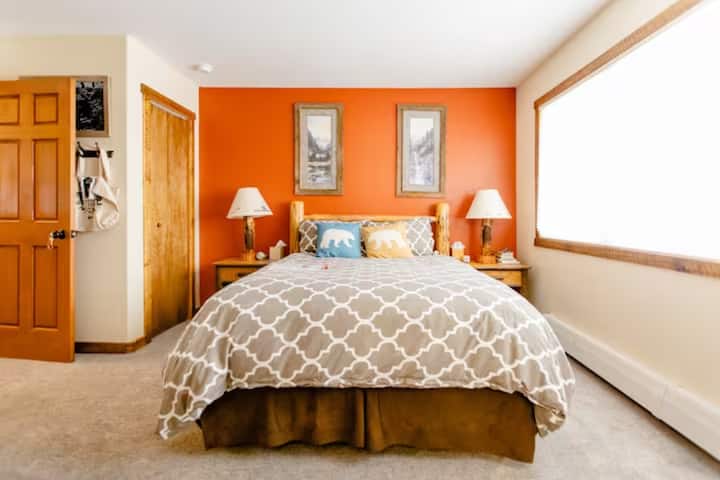 Private Room w/ En-Suite Bathroom