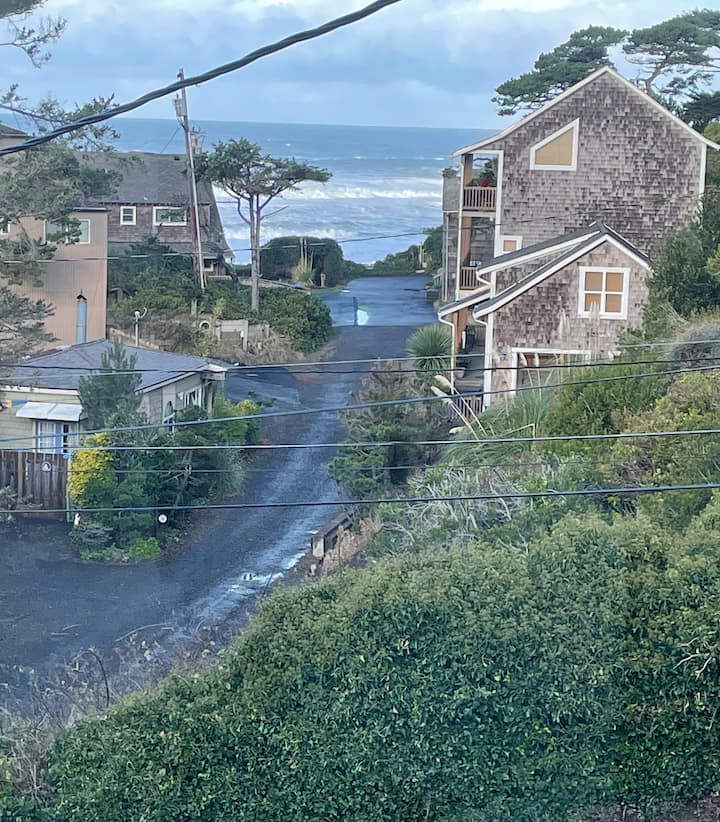 Peek a Boo View Studio, 800 ft walk to the beach