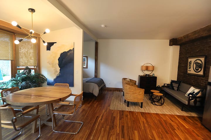 Black Cat Suites bright spacious garden suite