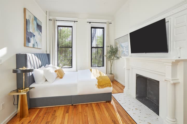 Cozy Studio| Full Kitchen | Queen Bed |Near Subway