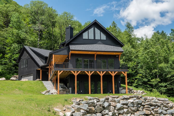 Skye Ridge Lodge: Private Hot Tub, Open Concept