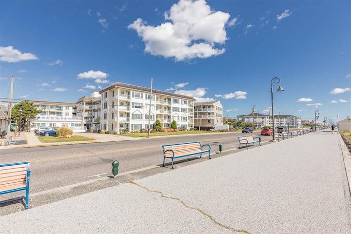 Oceanfront - Center of Town - Pool