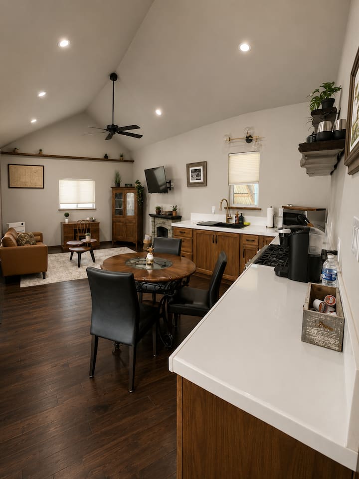 New on airbnb easy walk to shops/food, dogs ok
