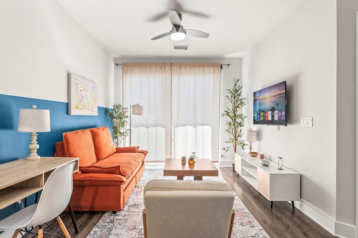 Upscale King Suite in the Heart of Orlando w/ Pool