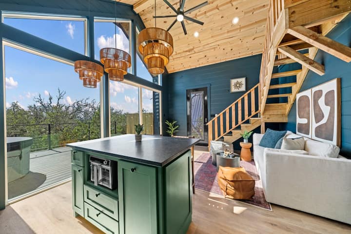 Treehouse*Lux*Hot tub*Fredericksburg*EV*BBQ