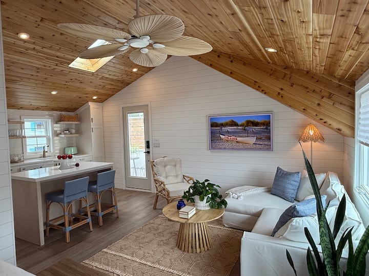 BRAND NEW Boutique Loft King Condo "Sandcastle"