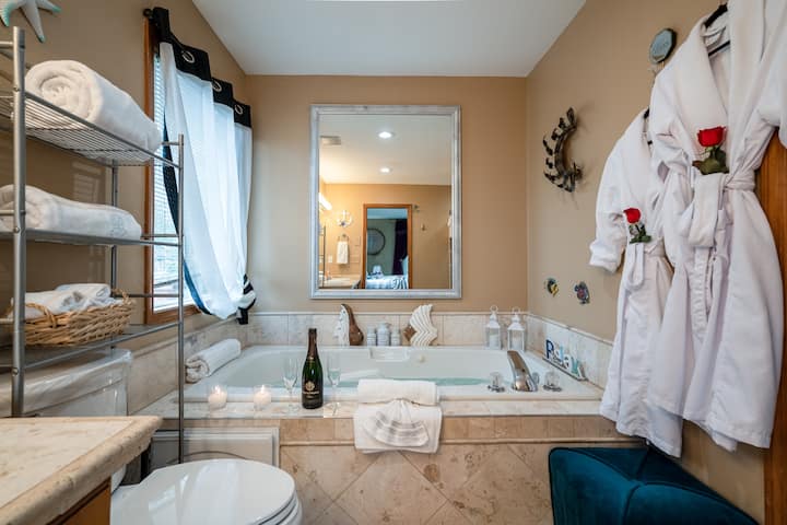 Amazing VIEW & Private Entry/Jetted Tub near Falls