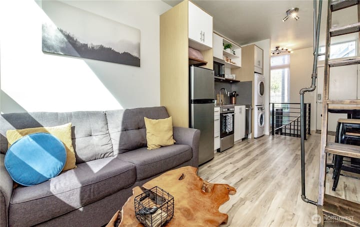 Cozy modern townhome near downtown, beach