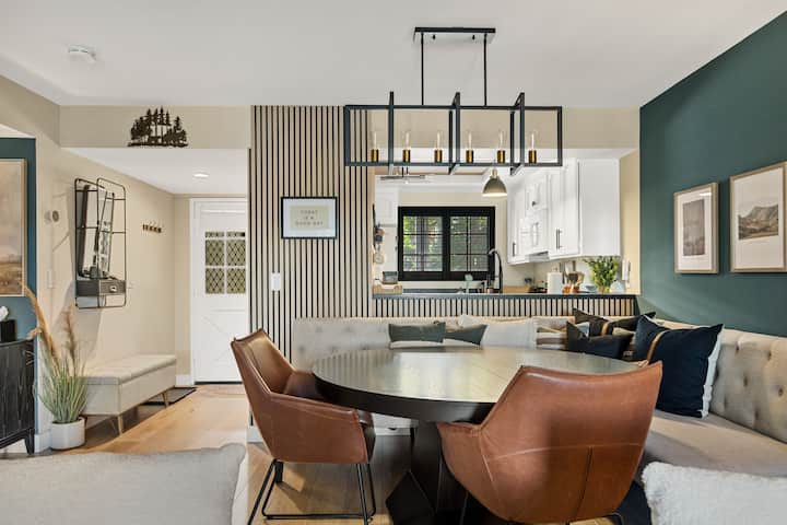 Modernized condo in the Arrowhead Village with spa