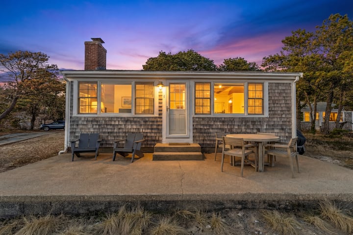 Beachfront Cottage, Steps to Beach, Mins to P-town