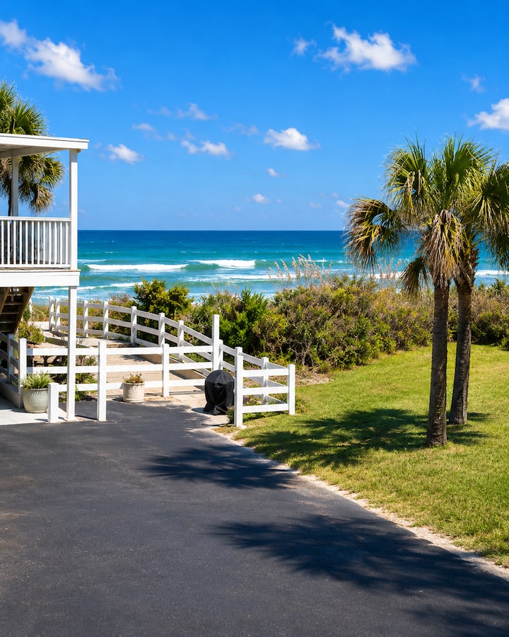 Sea Side Escape 
2 Bed/1 Bath, 
1 King/1 Queen