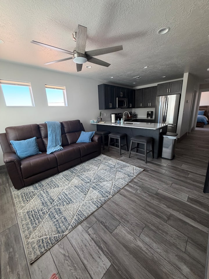 Desert view apartment. King bed. Laundry. WiFi