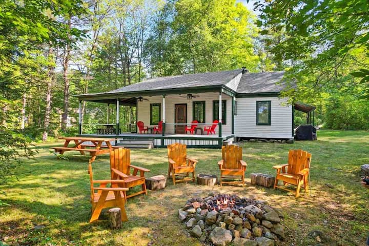 Pet friendly, private, prime Lake George location