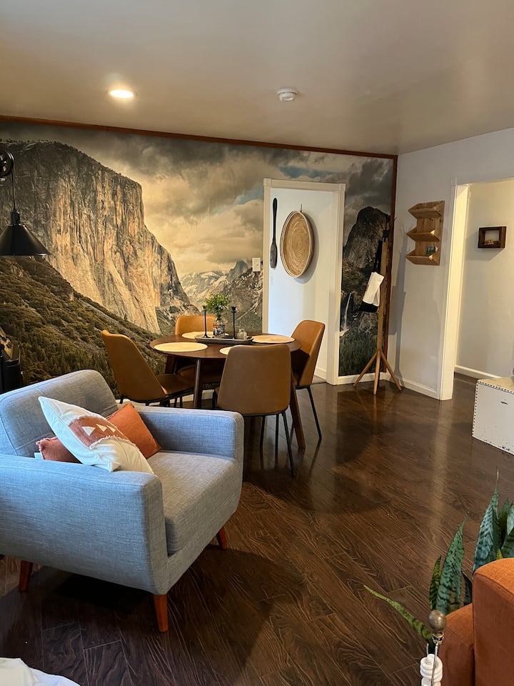 Hilltop Cottage, walk to bars/restaurants!