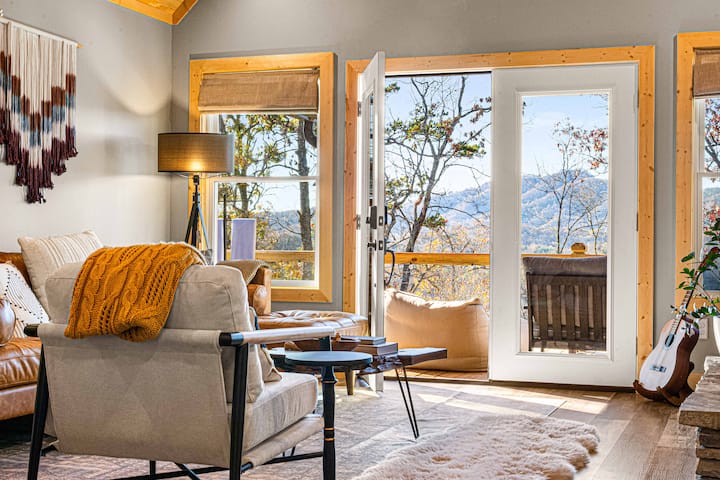 Sunset Mtn Views • Hot Tub • 7 Min to Bryson City