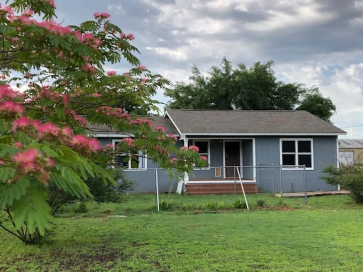 Cibolo Creek Country Cottage on over 2 acres