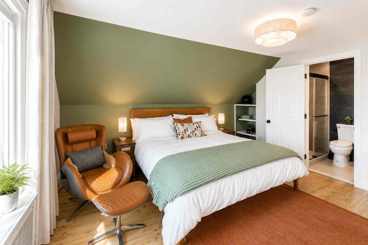 Bright King Suite, Massage Chair & Private Bath
