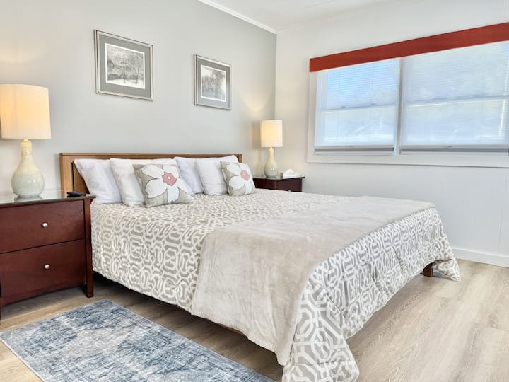 Gallagher's Travels Room 15 (King Suite)