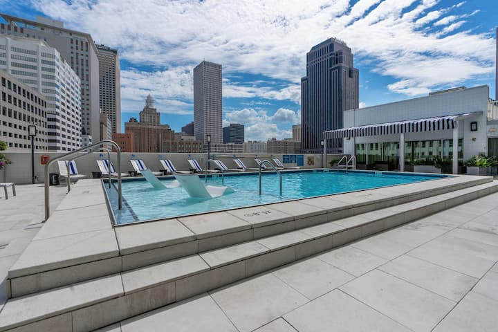 Queen Room - Holiday Inn DT Gem with Rooftop Pool
