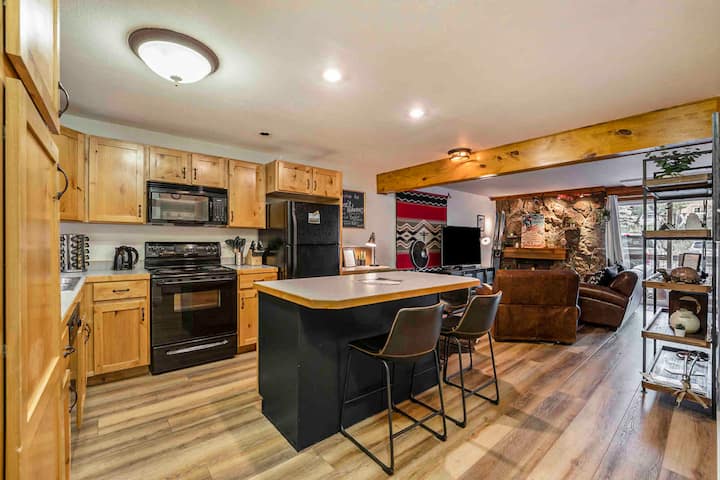 Lovely 1 bedroom condo in a perfect location w/AC!