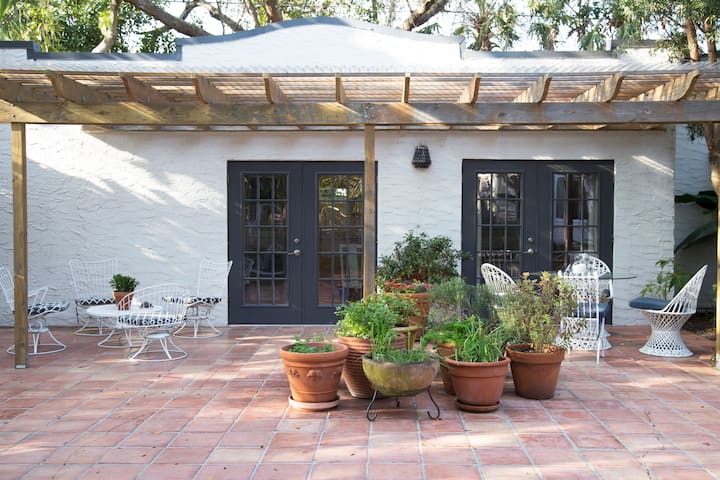 Casita Lantana, a 1925 cottage in a Tropical Oasis
