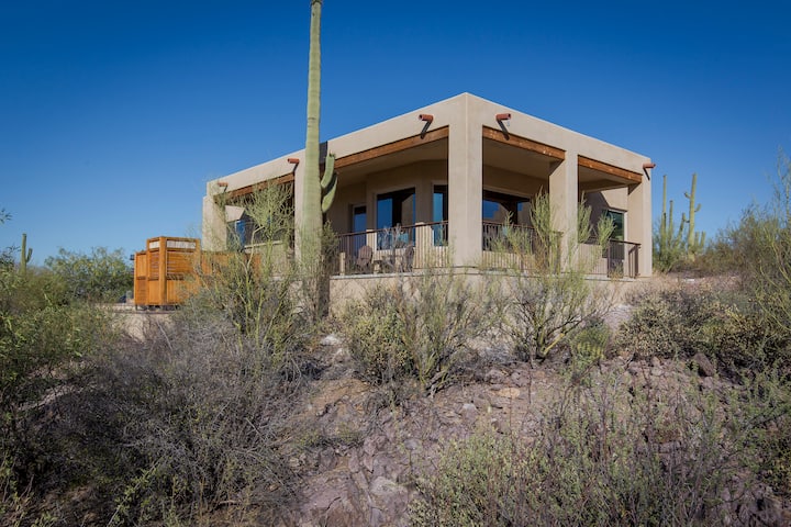 Giant Saguaros |
Casita | 15 min to Downtown