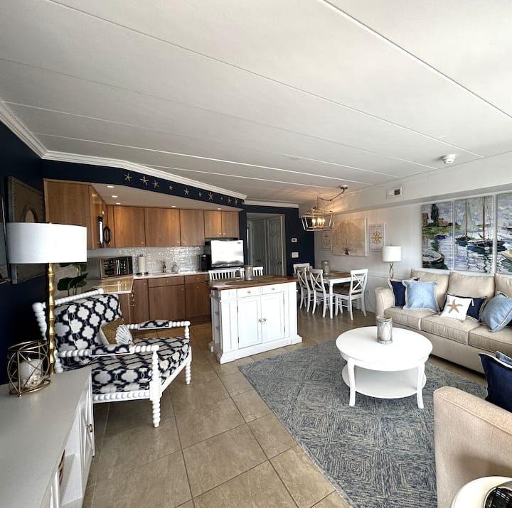 Beautiful condo 1 block to beach. Great location.