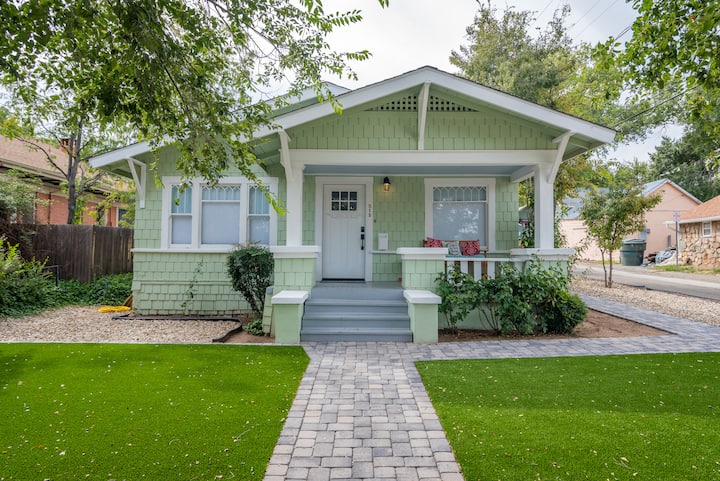 Charming Downtown Getaway Walk to Shops & square!